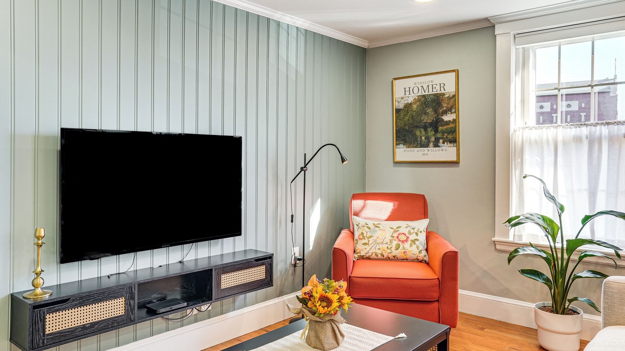 Photo of Livingroom in Harbor View - Orient Heights