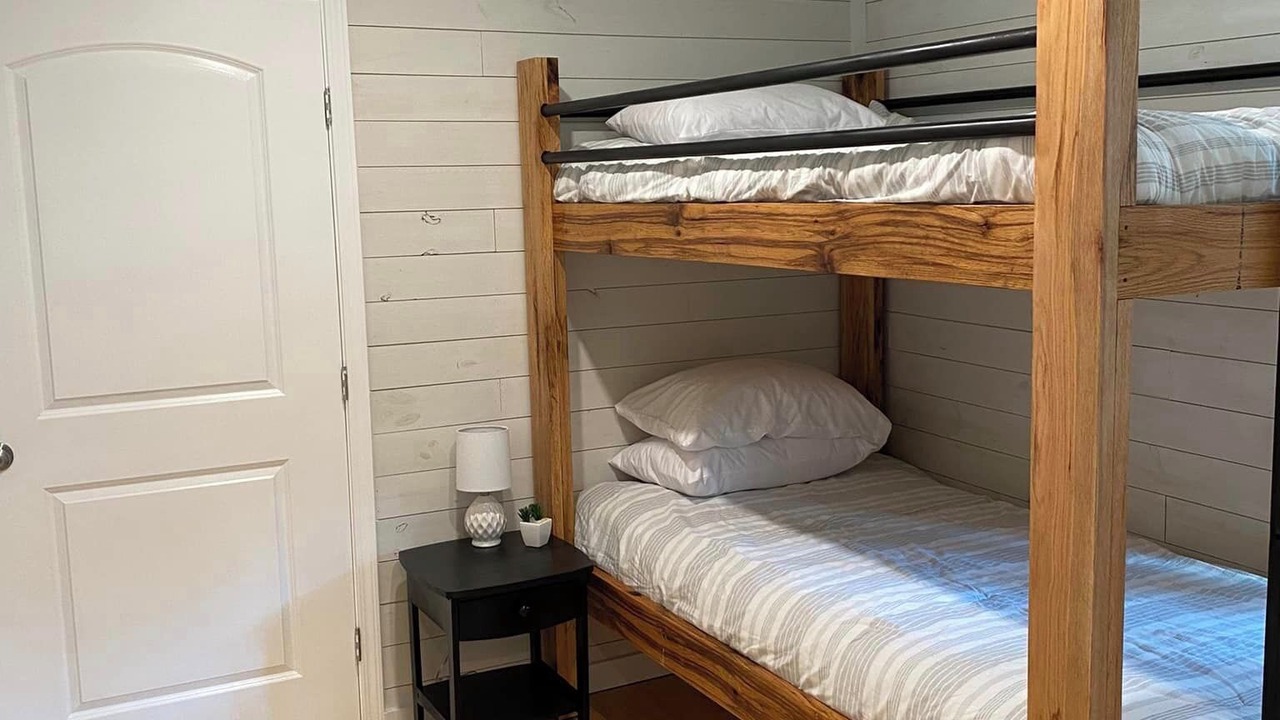 Photo of Bedroom in Redwood