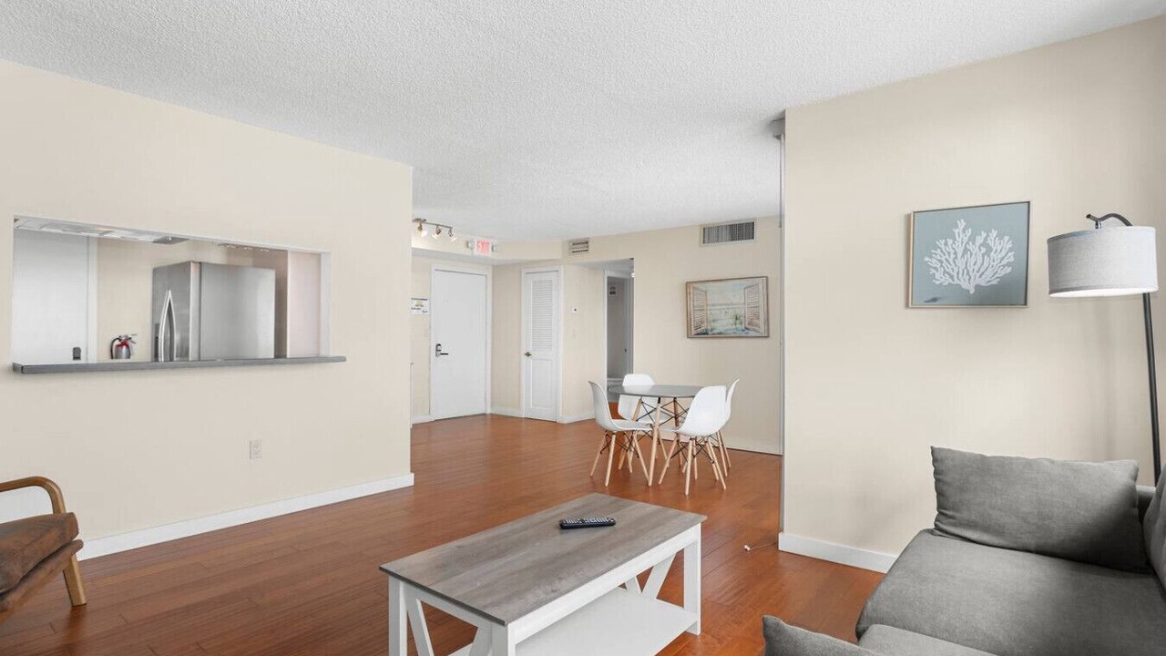 Photo of Livingroom in Bay Harbor Islands