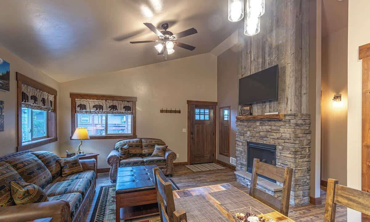 Photo of Livingroom in West Yellowstone