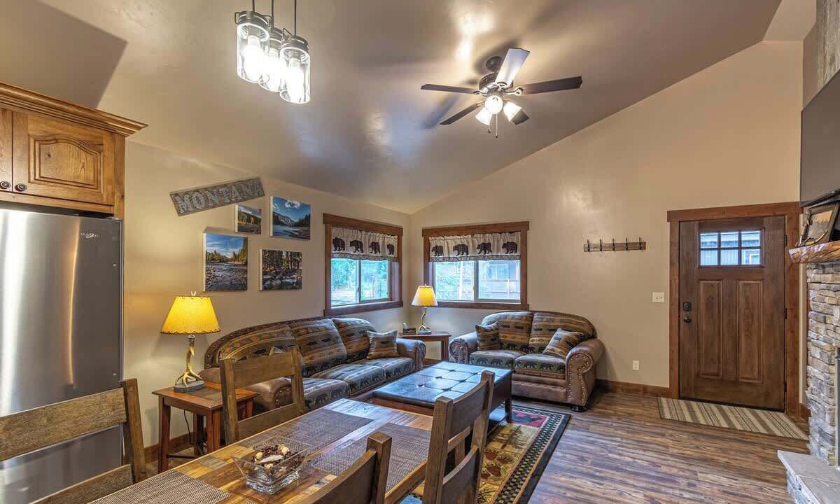 Photo of Livingroom in West Yellowstone