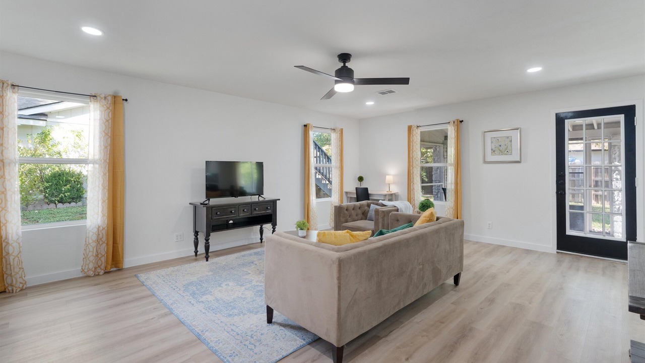 Photo of Livingroom in McNeil