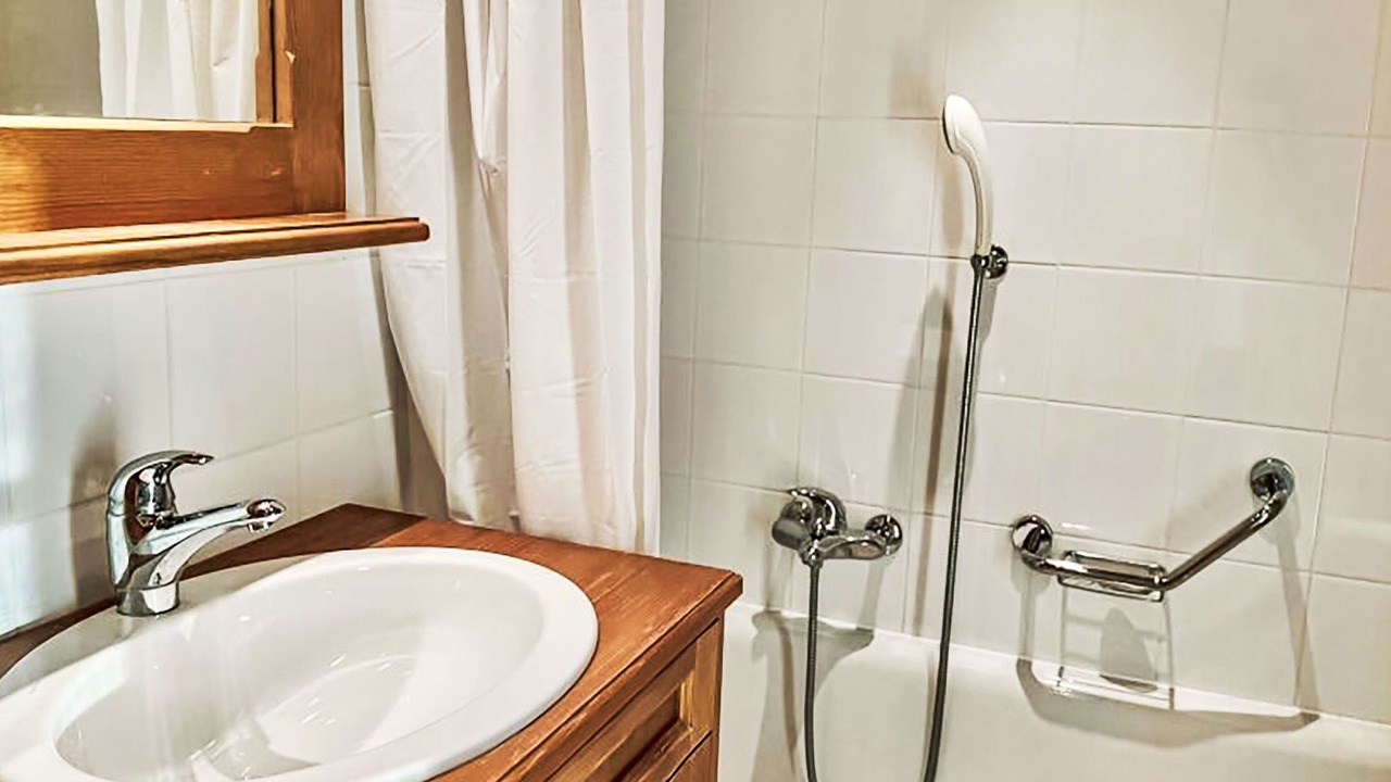 Photo of Bathroom in Lens