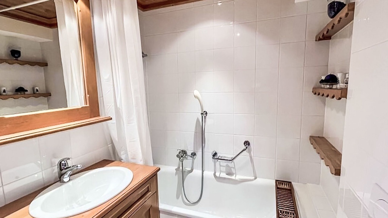 Photo of Bathroom in Lens