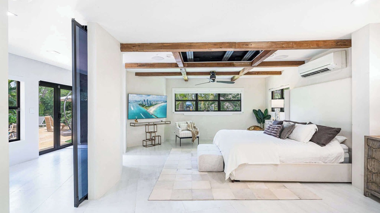 Photo of Bedroom in Oakland Park
