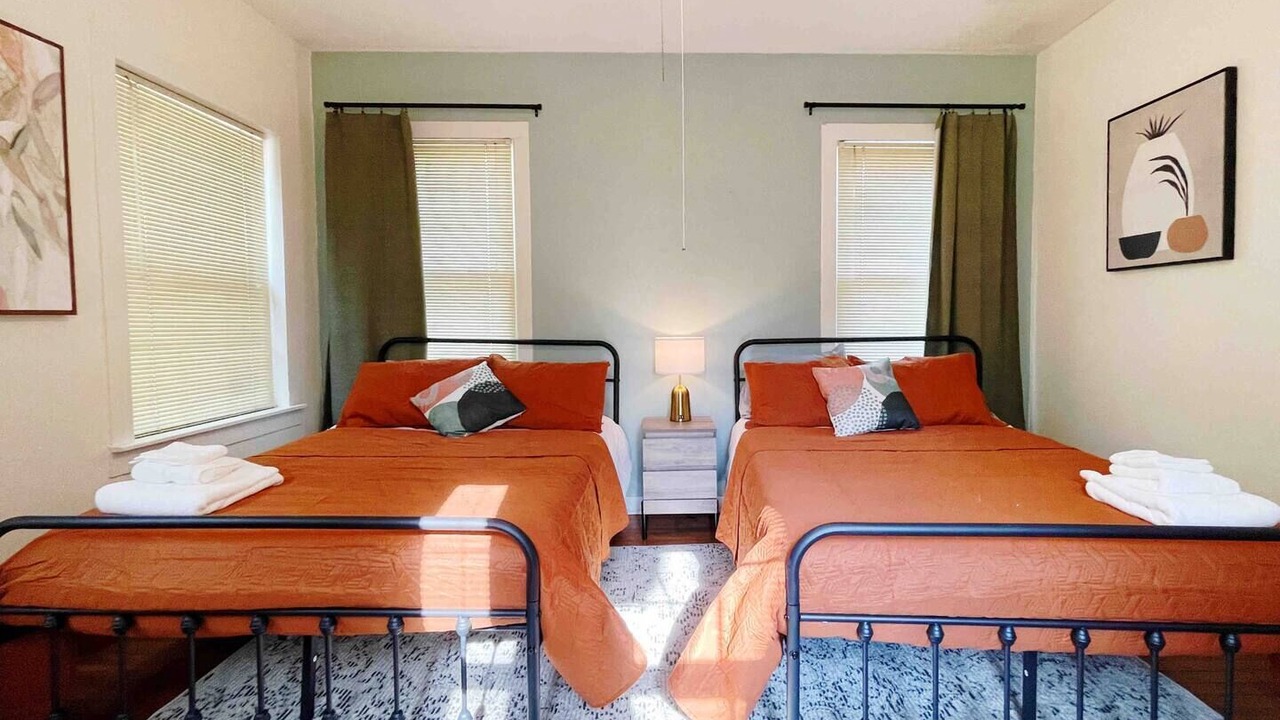 Photo of Bedroom in Oaks Historic District