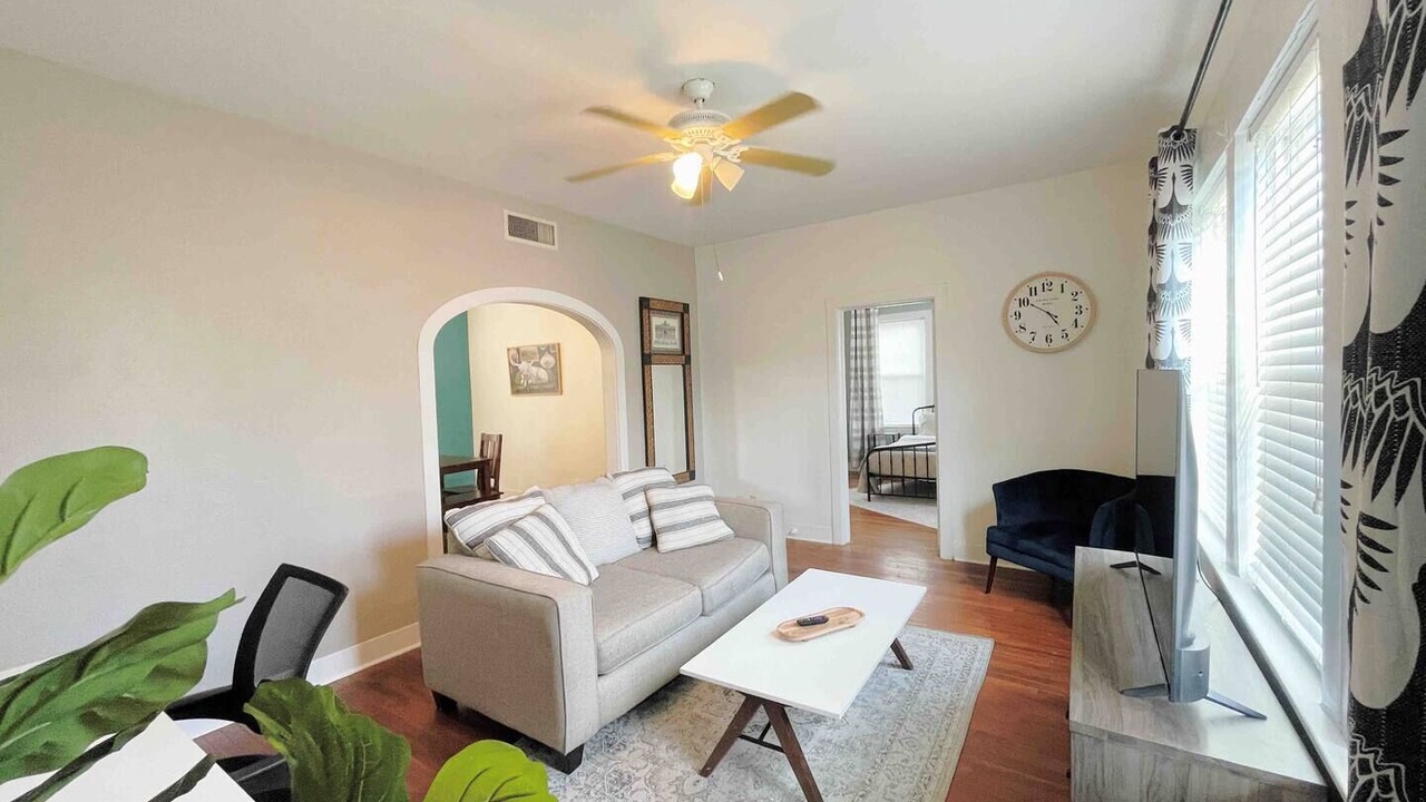 Photo of Livingroom in Oaks Historic District