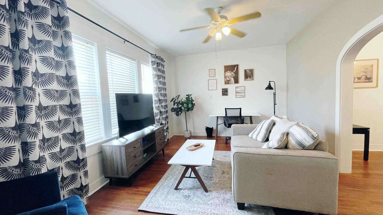 Photo of Livingroom in Oaks Historic District