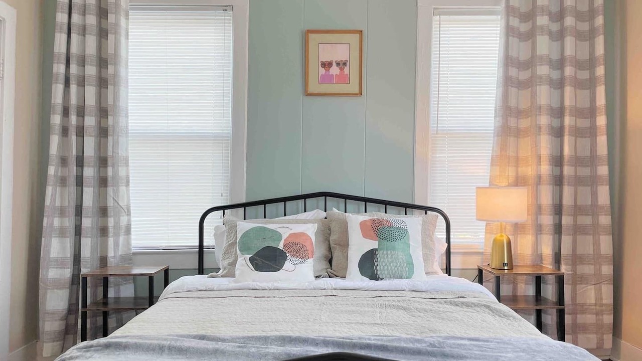 Photo of Bedroom in Oaks Historic District