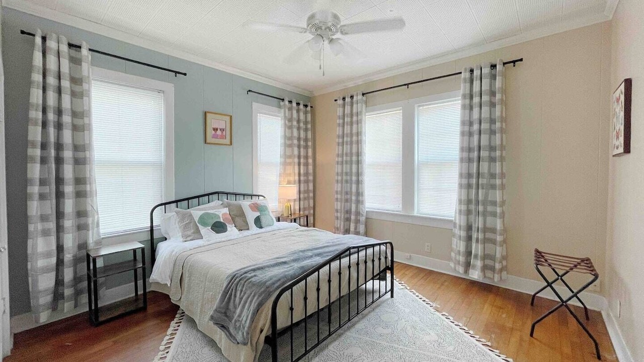 Photo of Bedroom in Oaks Historic District