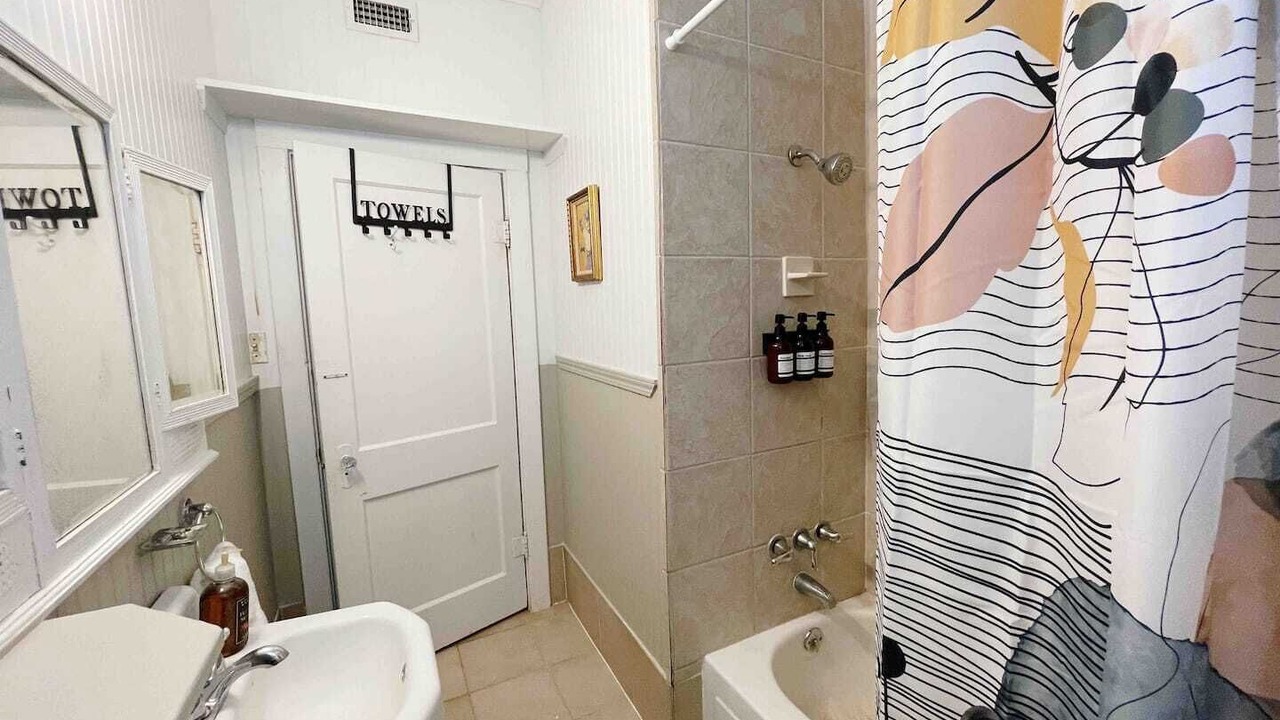 Photo of Bathroom in Oaks Historic District
