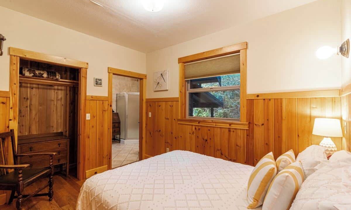 Photo of Bedroom in Paradise Estates