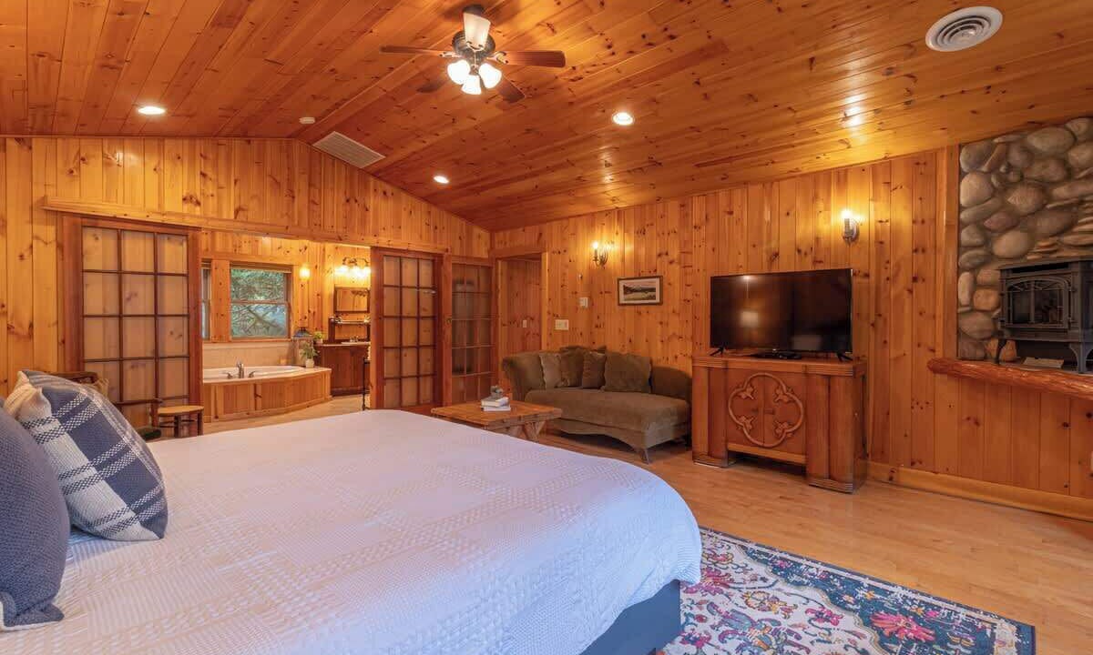 Photo of Bedroom in Paradise Estates