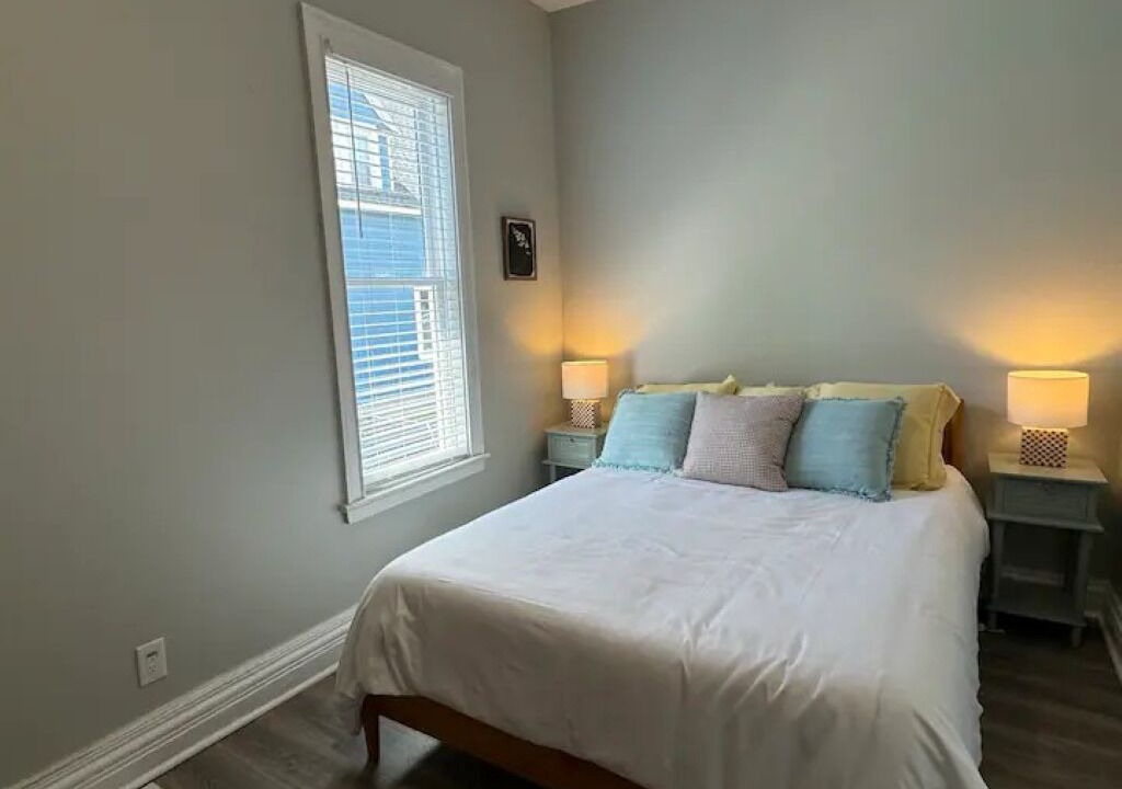 Photo of Bedroom in Front Park