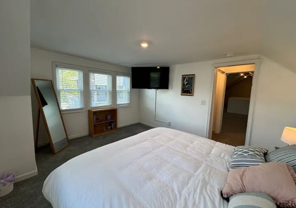 Photo of Bedroom in Front Park