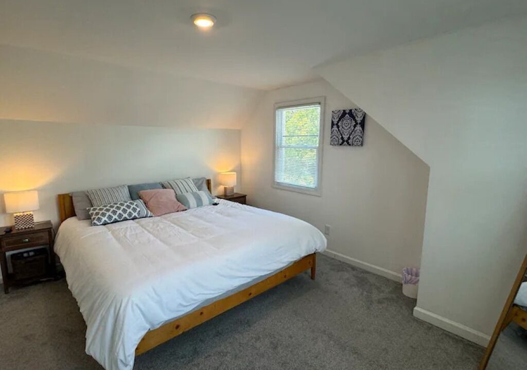 Photo of Bedroom in Front Park
