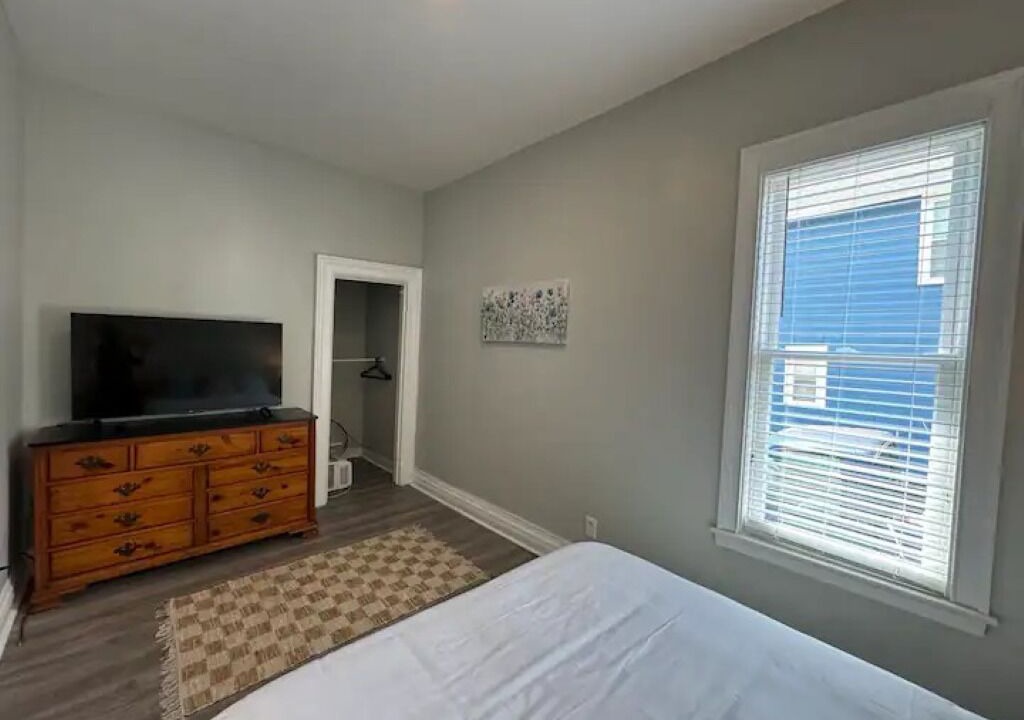 Photo of Bedroom in Front Park