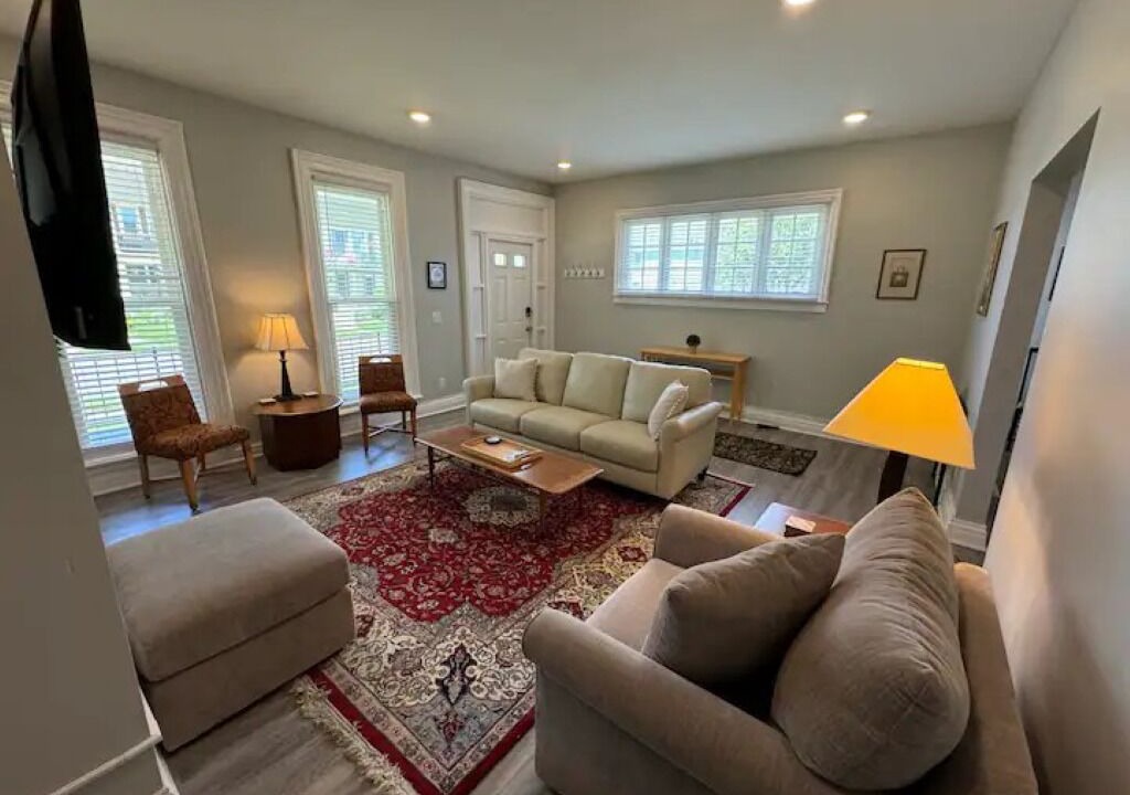 Photo of Livingroom in Front Park