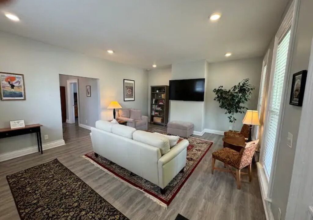 Photo of Livingroom in Front Park