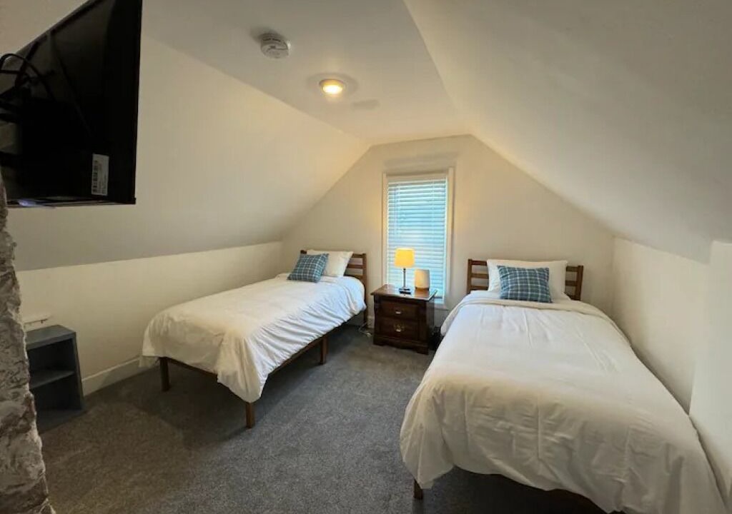 Photo of Bedroom in Front Park