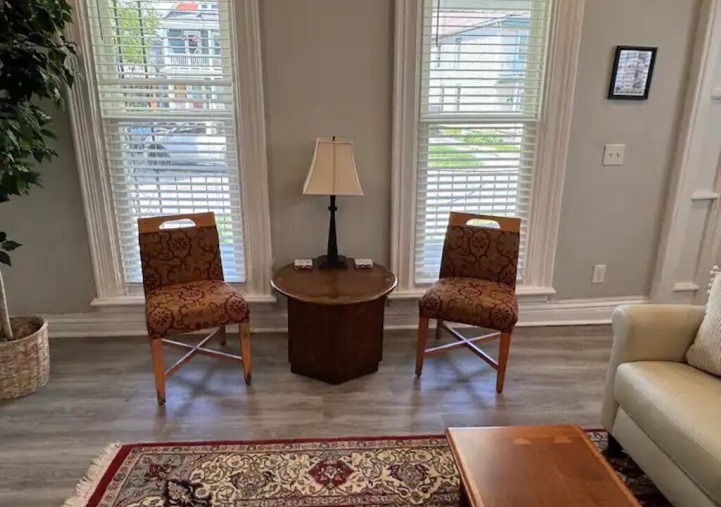 Photo of Livingroom in Front Park