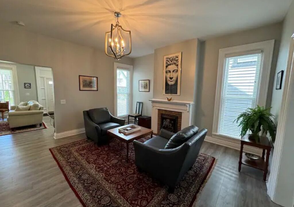Photo of Livingroom in Front Park