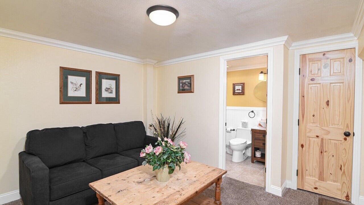 Photo of Livingroom in Round Hill Village