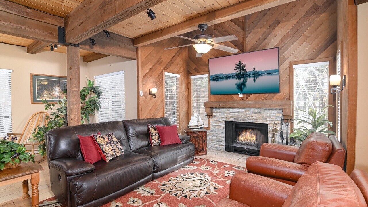 Photo of Livingroom in Round Hill Village