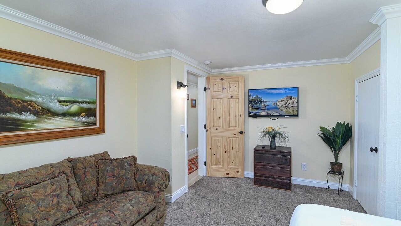 Photo of Livingroom in Round Hill Village