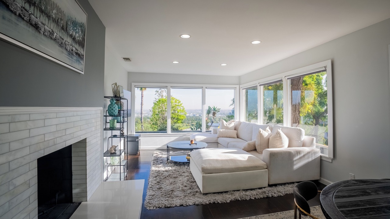 Photo of Livingroom in Beverly Glen