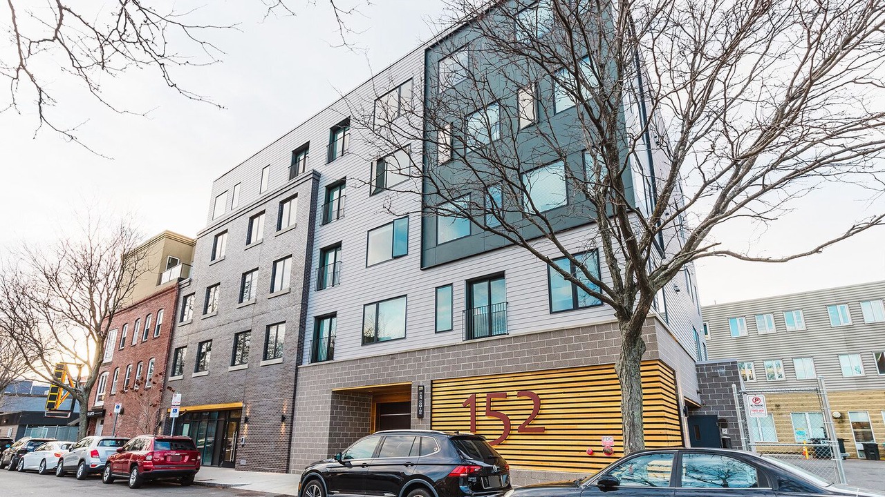 Photo of Outdoor in Central-Maverick Square - Paris Street