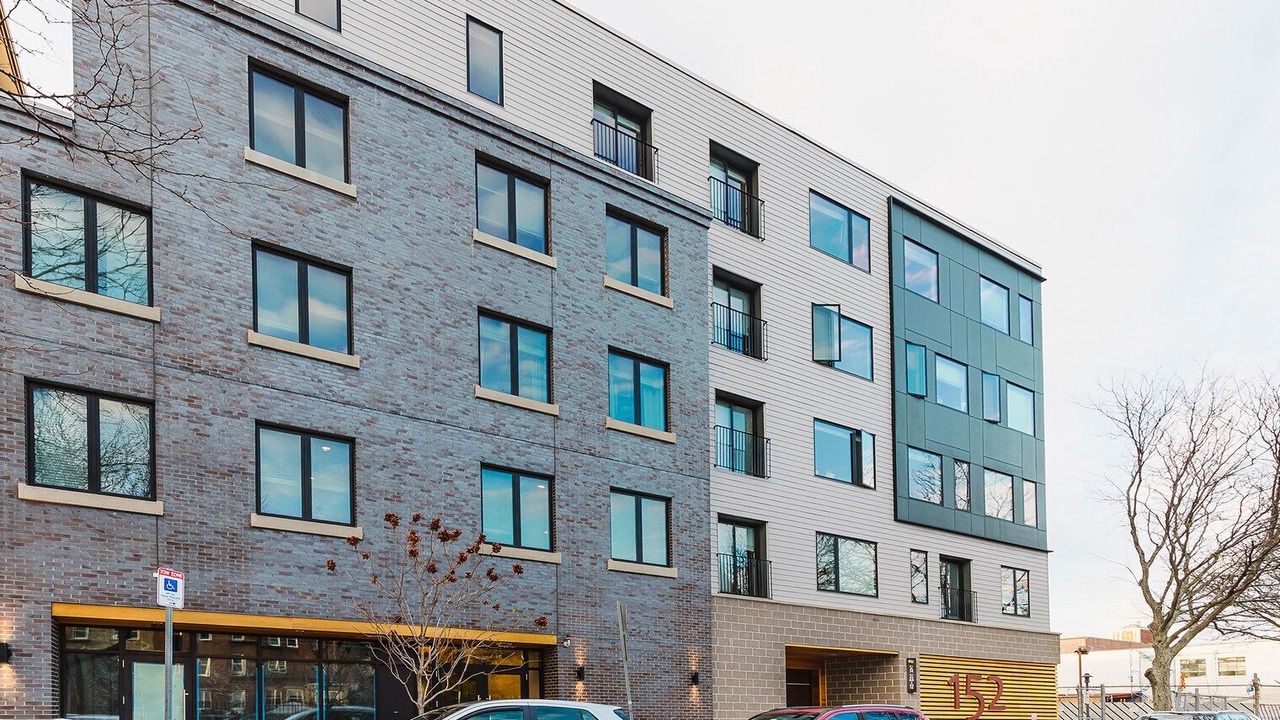 Photo of Outdoor in Central-Maverick Square - Paris Street