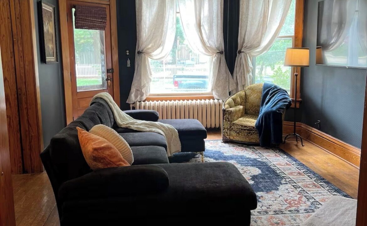 Photo of Livingroom in Champaign