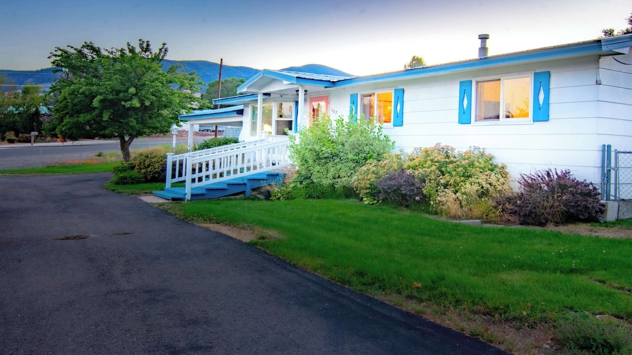 Photo of Others in Salmon