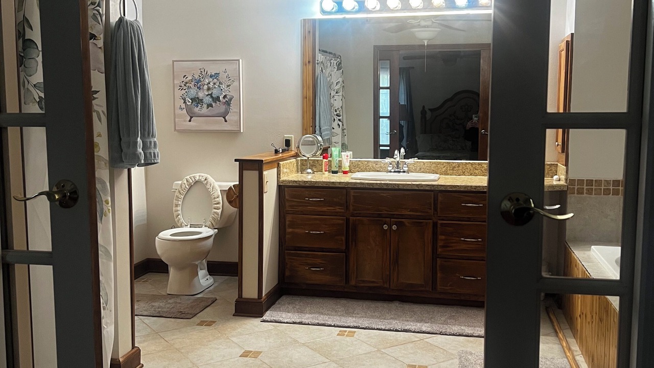 Photo of Bathroom in Red Level