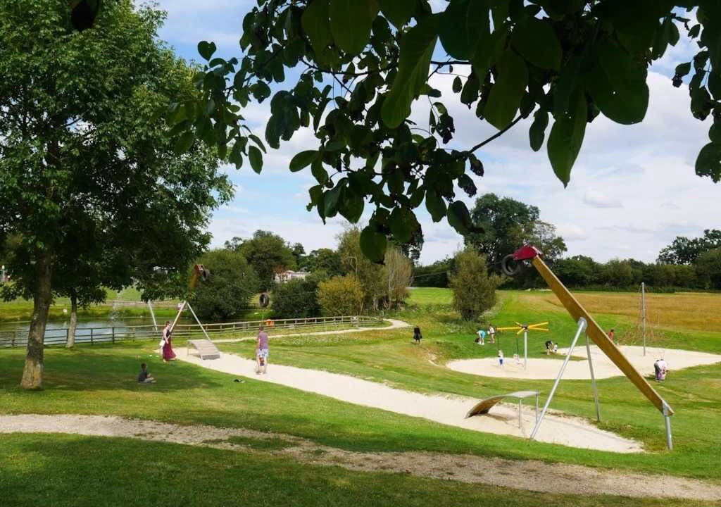 Photo of Others in Litteau