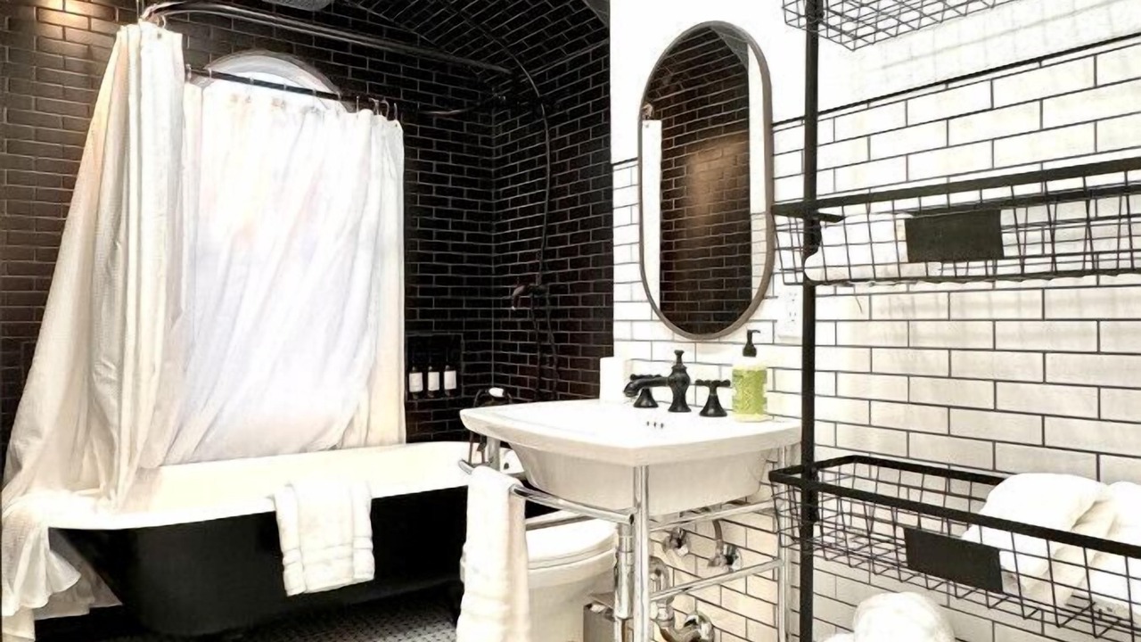 Photo of Bathroom in Northwest Los Angeles Heights