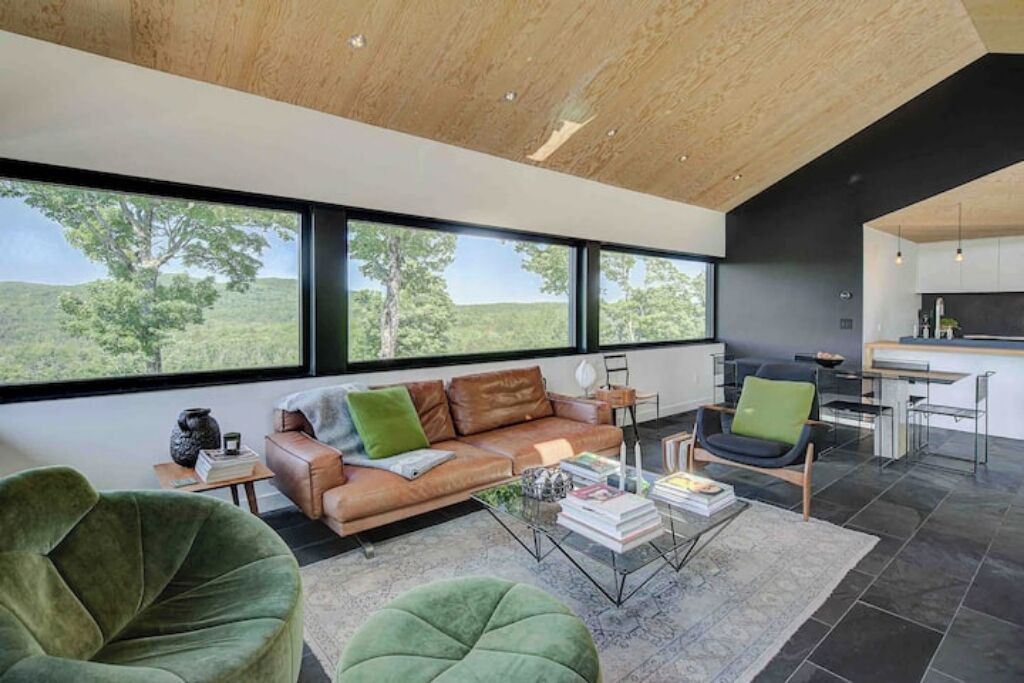 Photo of Livingroom in Bolton-Est