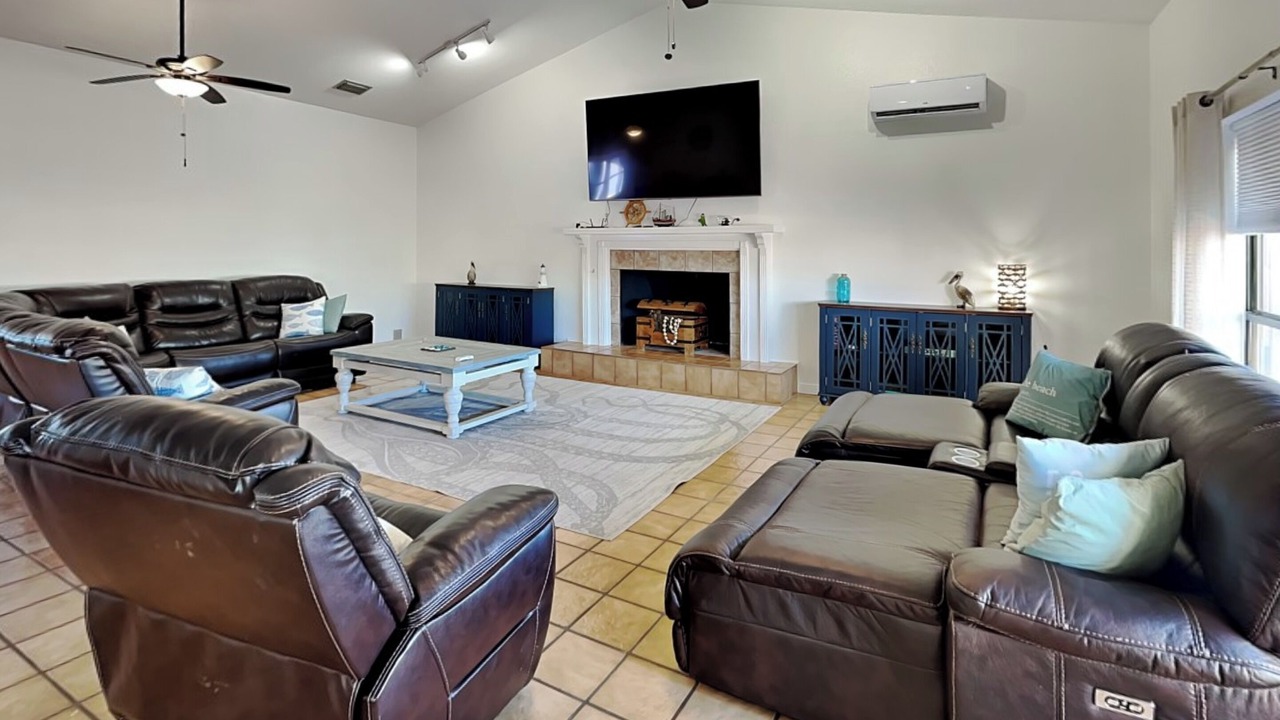 Photo of Livingroom in City-by-the Sea