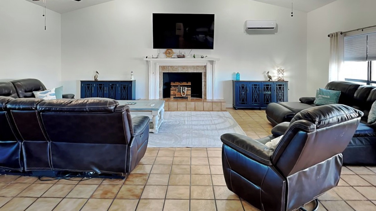 Photo of Livingroom in City-by-the Sea