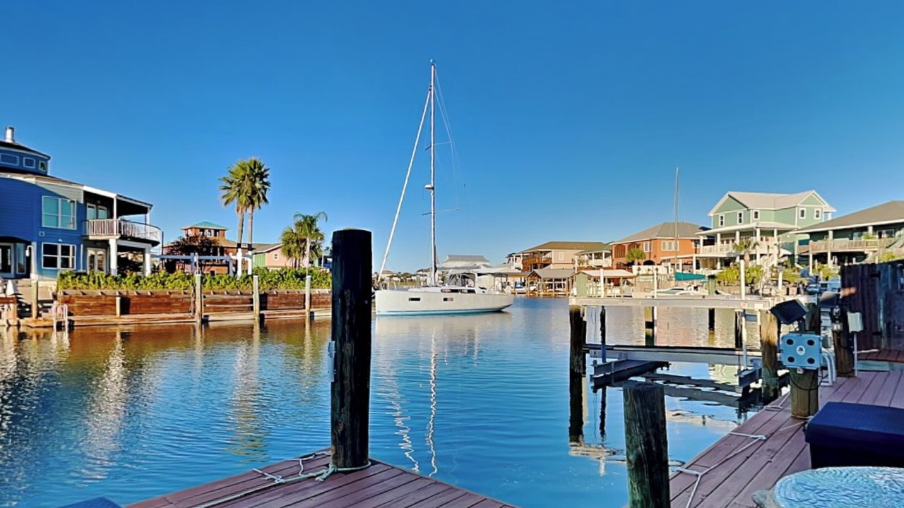 Photo of Outdoor in City-by-the Sea