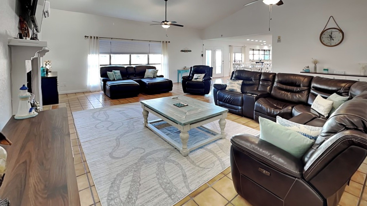 Photo of Livingroom in City-by-the Sea