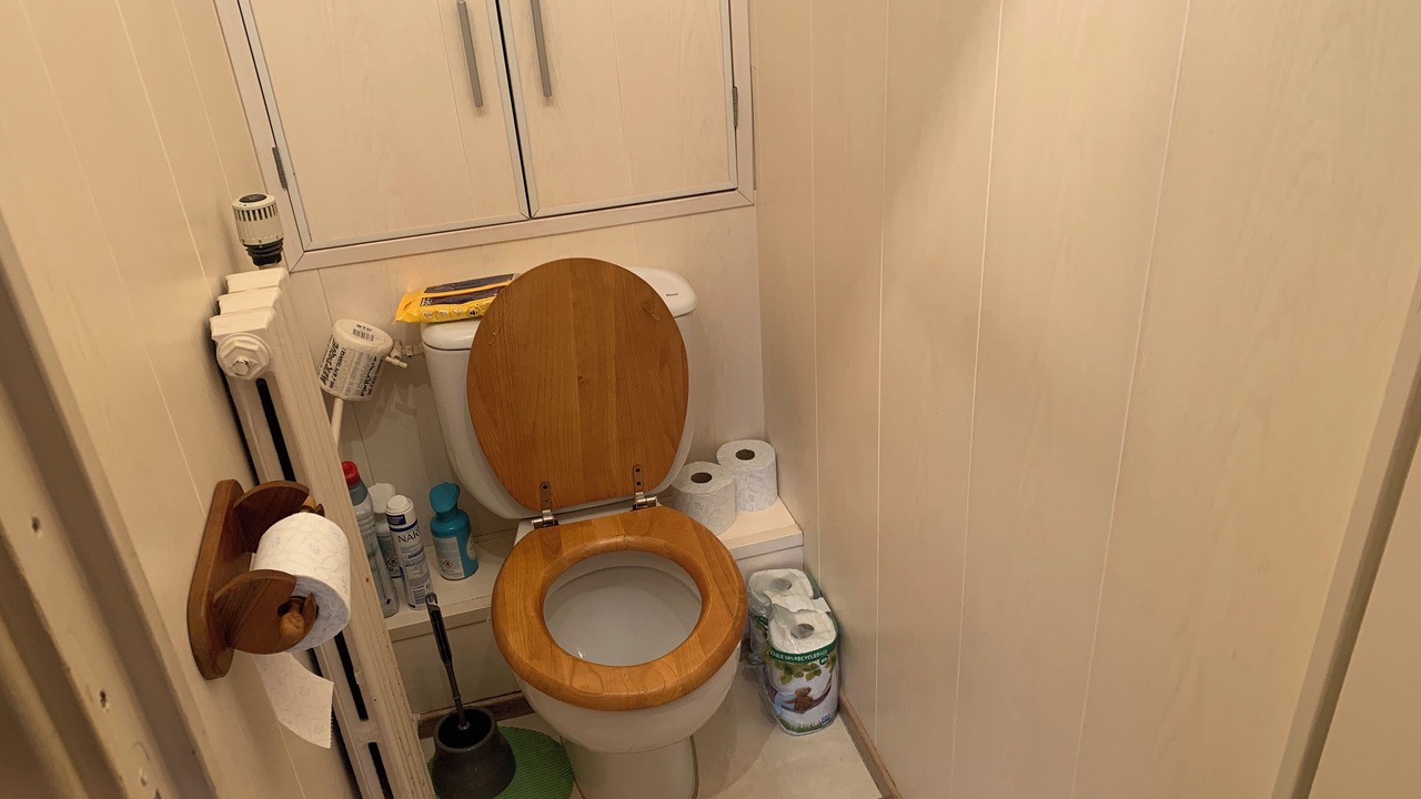 Photo of Bathroom in Pin - Vert Galant