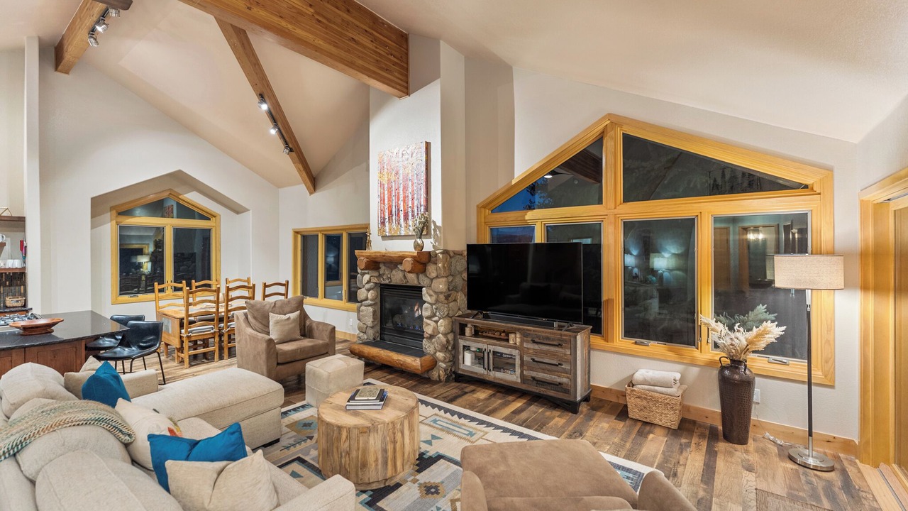 Photo of Livingroom in Three Peaks