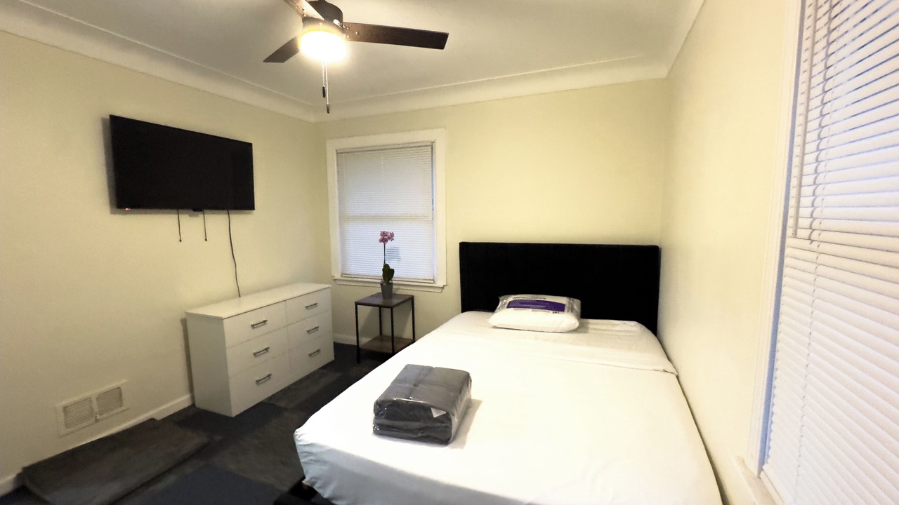 Photo of Bedroom in Harper Woods