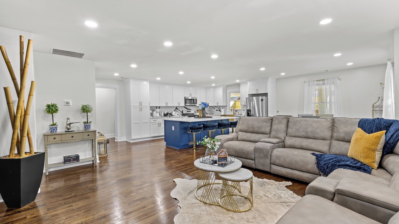 Photo of Livingroom in Candler-McAfee