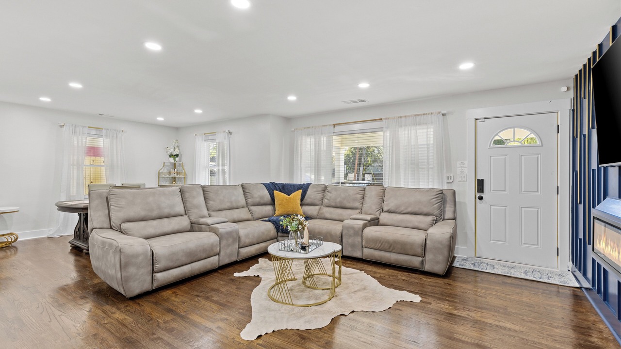 Photo of Livingroom in Candler-McAfee