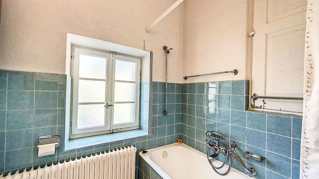 Photo of Bathroom in Lens