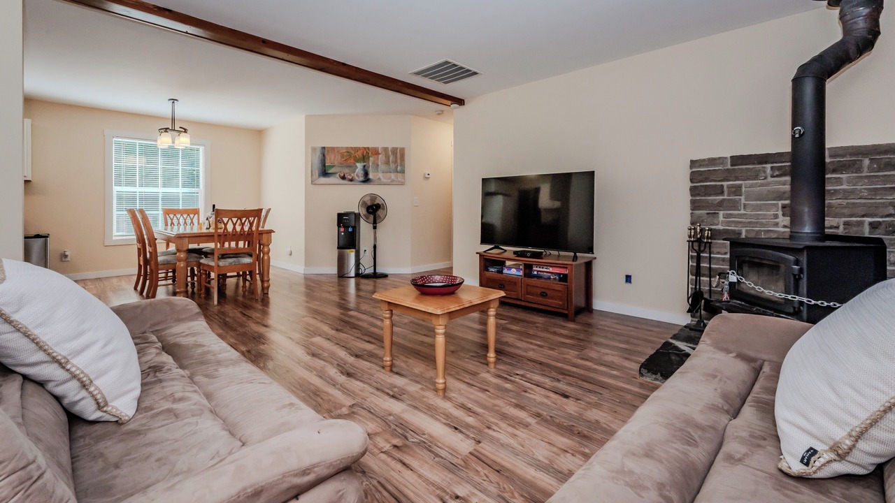 Photo of Livingroom in Miller Lake