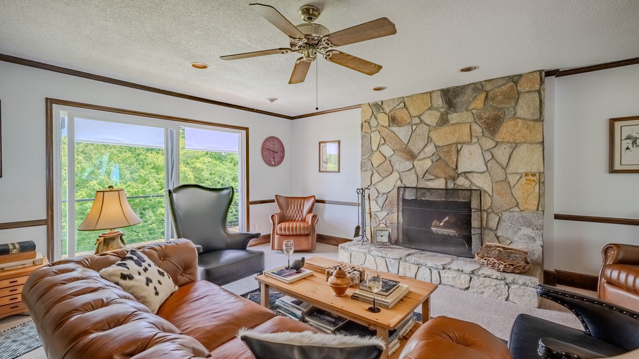 Photo of Livingroom in Scaly Mountain